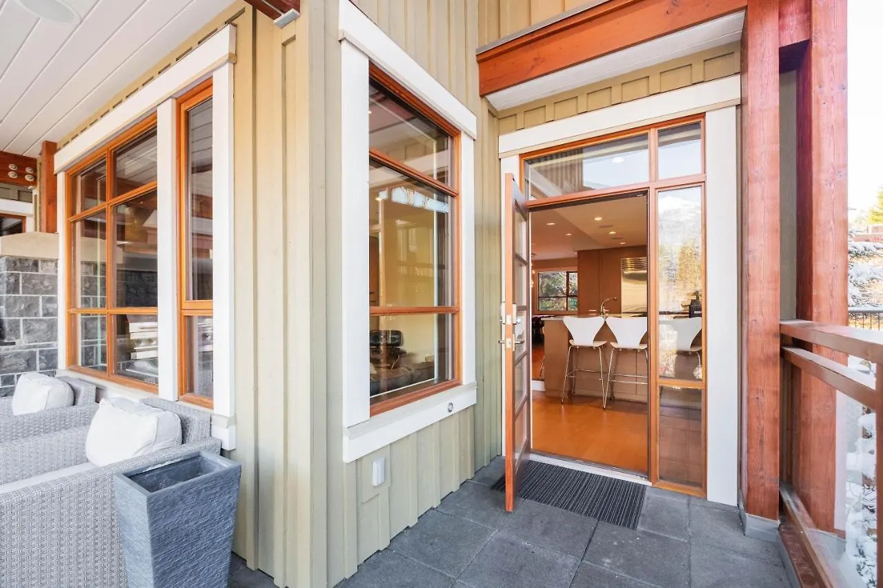 Fitzsimmons Walk By Outpost Whistler Villa 0*,